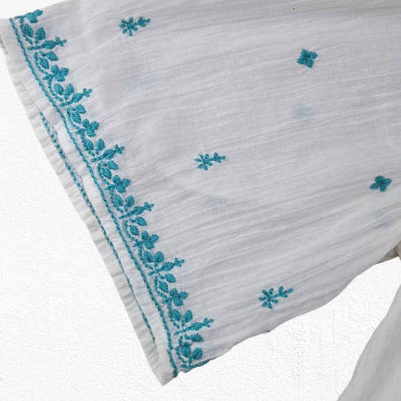 Soft Surroundings White Blue Embroidered Boho Cotton Peasant Top Size Medium - Picture 7 of 9